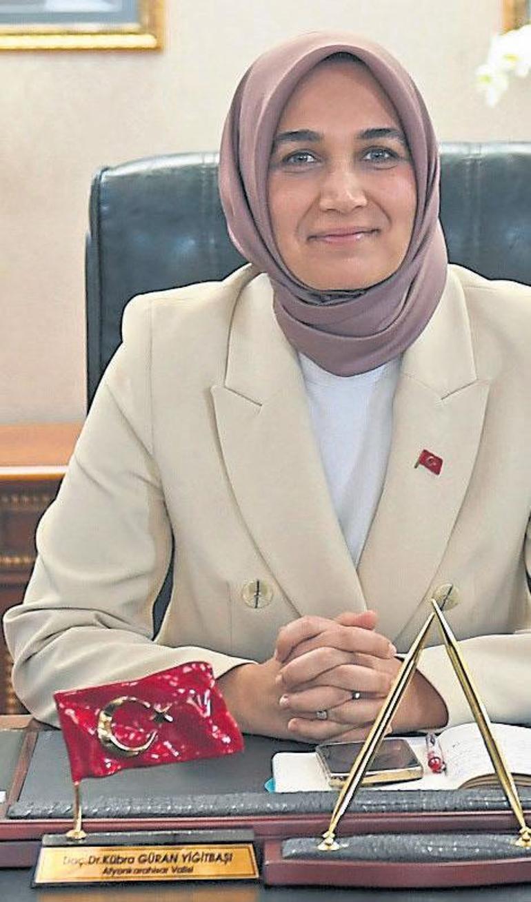 Türkiyenin üç kadın valisinden biri Afyonda: Kübra abla senin gibi olmak istiyorum