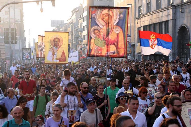 Sırbistan’da yapılması planlanan LGBT yürüyüşü protesto edildi