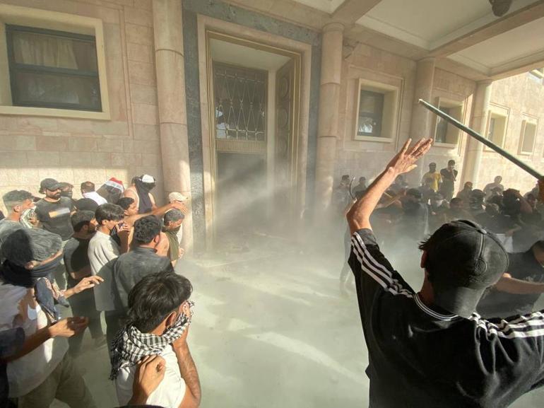Irakta sular durulmuyor Sokağa çıkma yasağı ilan edildi