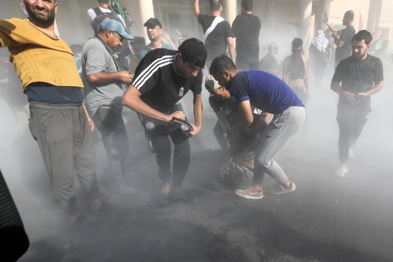 Irak karıştı Protestolarda can kaybı artıyor: Sokağa çıkma yasağı ilan edildi