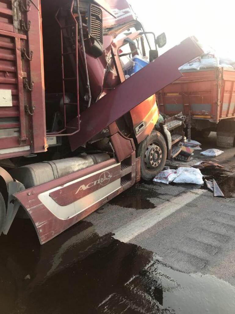Feci kaza TIR, kamyonete arkadan çarptı: Ölü ve yaralılar var
