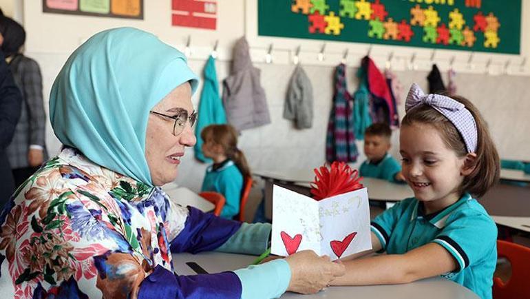 Emine Erdoğan, Saraybosna Maarif Okulunu ziyaret etti
