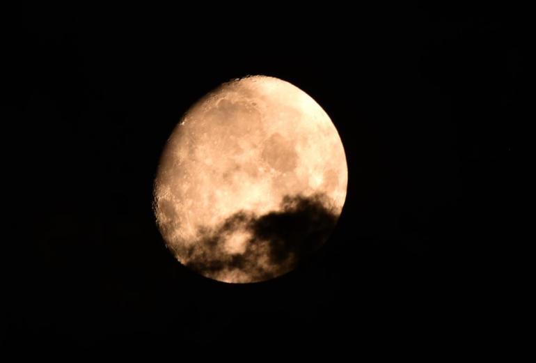 Bitliste Ayın bulutlar arasında geçişi hayranlık uyandırdı