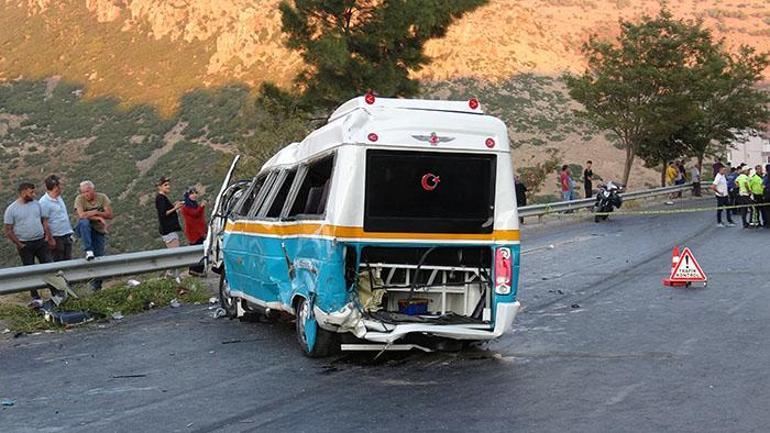 Yolcu indiren minibüse çarptı: Ölüler ve yaralılar var