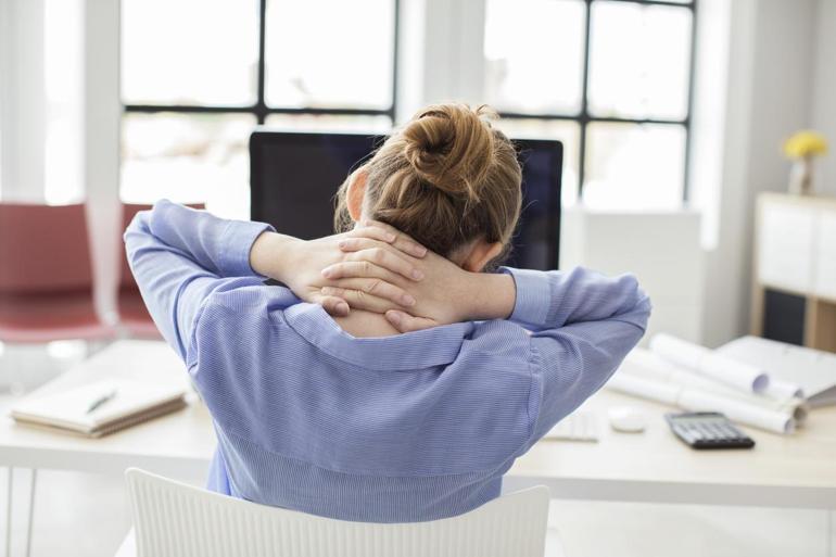 Masabaşında çalışmaktan oluşan bel ve sırt ağrılarını önlemenin 12 yolu