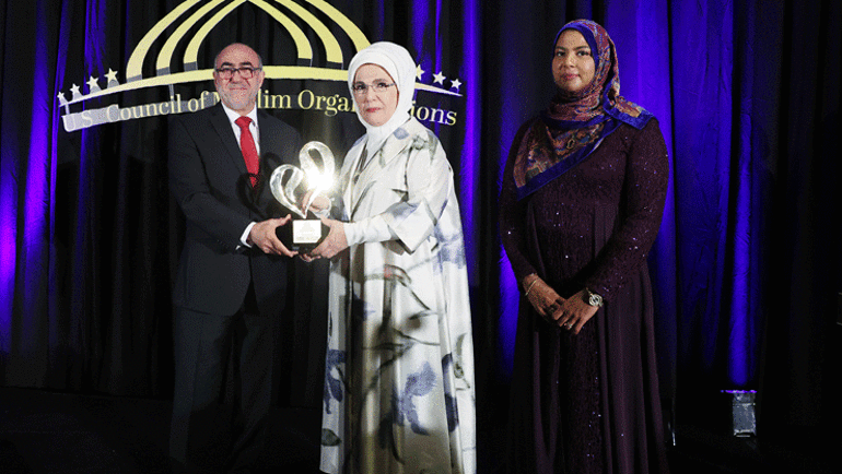 Emine Erdoğan Uluslararası Müslüman Kadınlar Başarı ve Topluma Katkı Ödülünü aldı