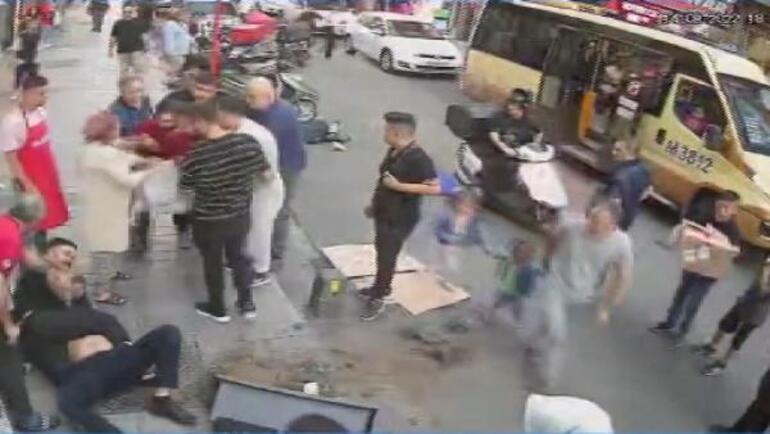 Otobüs yolcuları arasında başlayan kavga sokağa taştı