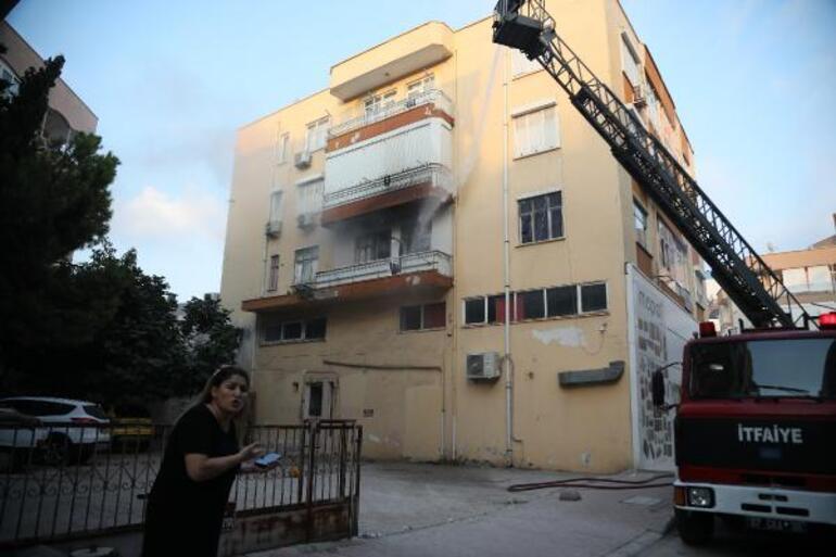 Antalya’da korku dolu anlar Balkonu yaktı, eşyaları sokağa fırlattı