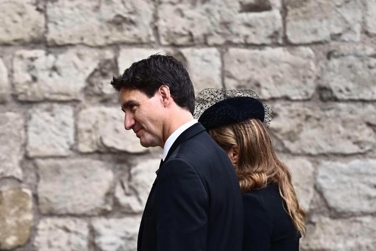 Kraliçenin cenazesine giden Kanada Başbakanı Justin Trudeau şarkı söyledi