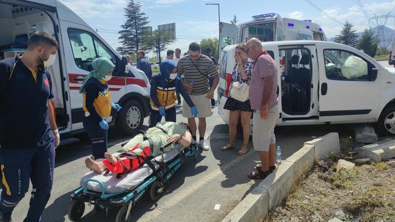 Hafif ticari araçla, otomobil çarpıştı; 4 turist yaralandı