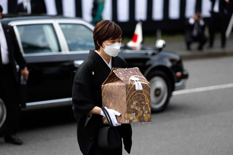 Küllerini eşi taşıdı... Japonyanın eski başbakanı Shinzo Abe için tartışmalı cenaze