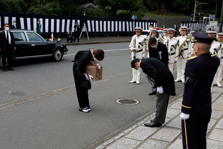 Küllerini eşi taşıdı... Japonyanın eski başbakanı Shinzo Abe için tartışmalı cenaze