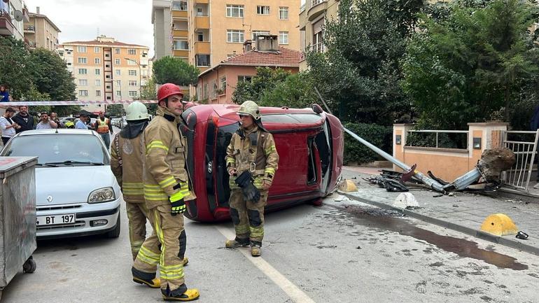 Kadıköyde otomobil çarptığı elektrik direğini söküp yan yattı