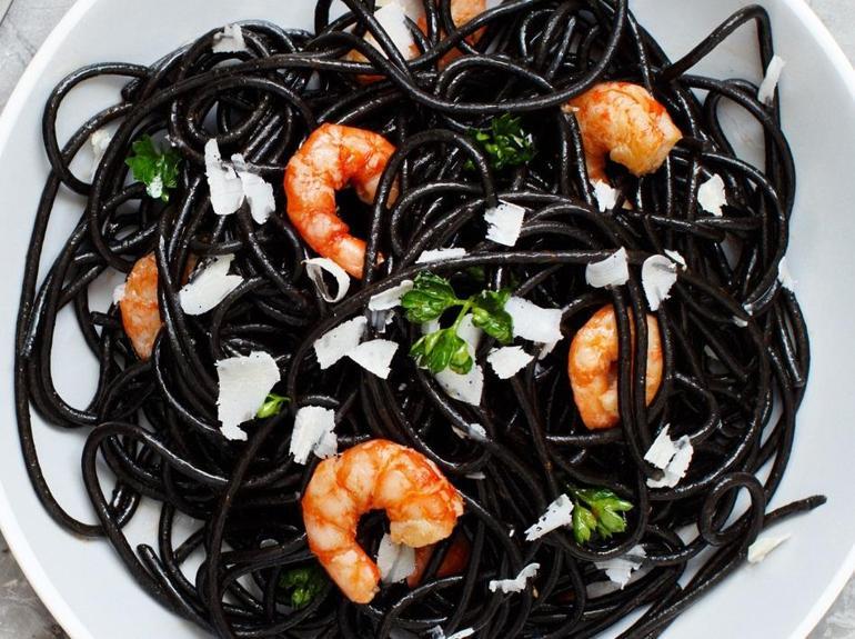 Enfes makarna tarifi: Deniz ürünlü siyah spagetti nasıl yapılır