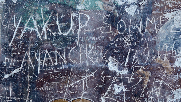 Sümela Manastırında yeni çalışma Fresklere kazınan isimler siliniyor