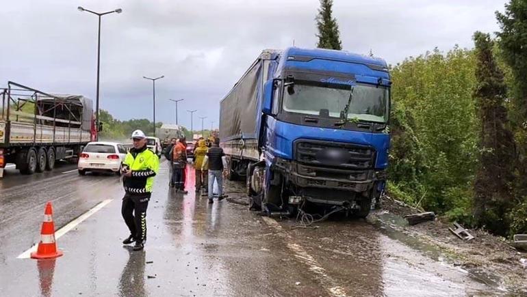 Kontrolden çıkan TIR bariyerlere çarparak durabildi