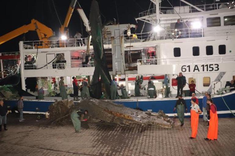 Dalgıçlar için batırılan uçak enkazı balıkçıların ağına takıldı