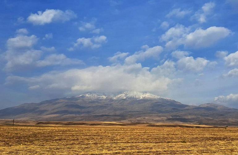 Süphan Dağı beyaz gelinliğini giydi