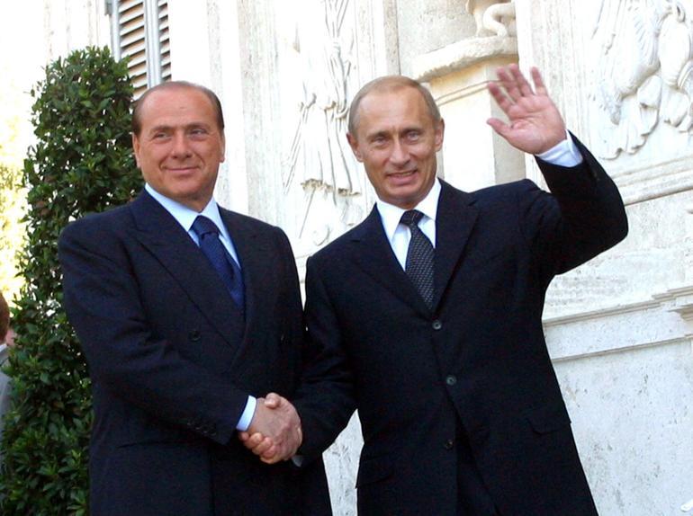 Berlusconi, Putin’i hediyeye boğdu: Votka ve sevgi mektupları…