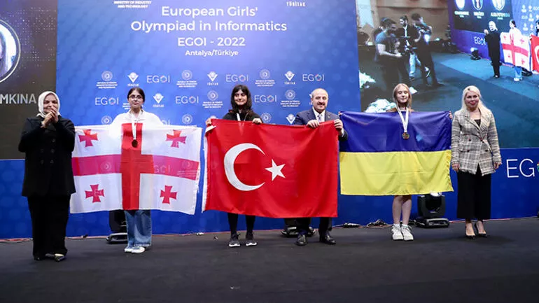 Duru Özer Kızlar Bilgisayar Olimpiyatında altın madalya kazandı