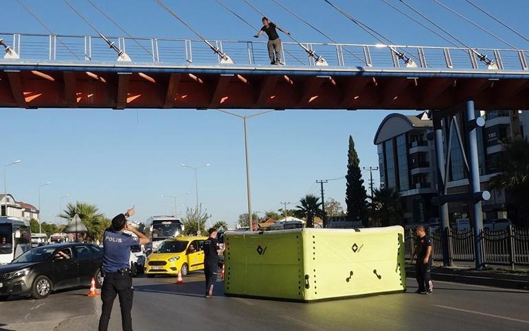 Üst geçitte intihar girişimi Polis ikna etti; kucaklaşarak indiler