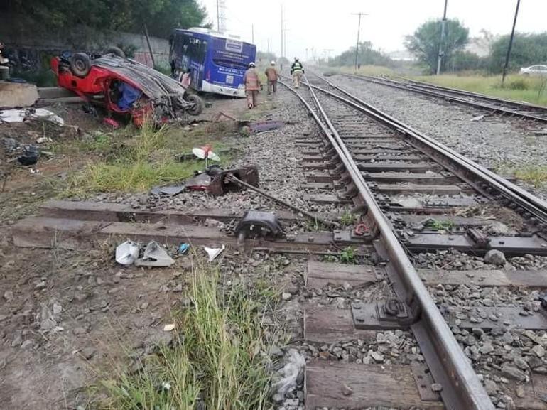 Meksika’da korkunç kaza Tren otomobil ve otobüsü biçti: Ölü ve yaralılar var