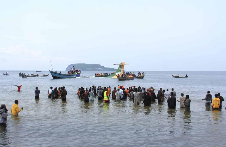 Tanzanyada göle düşen yolcu uçağında 3 kişi öldü