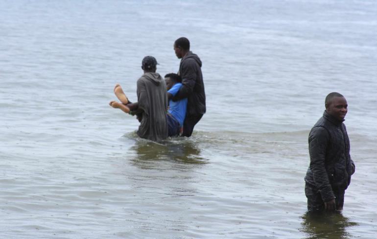Tanzanyada göle düşen yolcu uçağında 3 kişi öldü