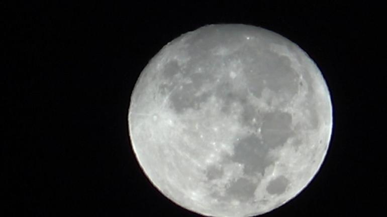 Yüksekova’da Ay, geceyi gündüze çevirdi