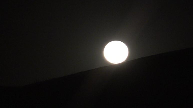 Yüksekova’da Ay, geceyi gündüze çevirdi
