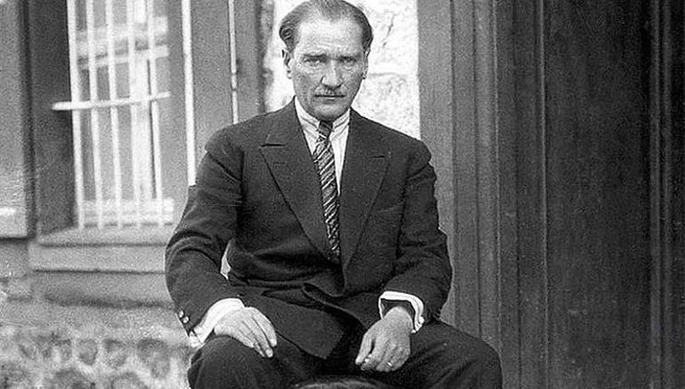 Atatürk’ün sevdiği şarkılar Atatürk en çok hangi yemeği, hangi şarkıyı ve hangi çiçeği severdi