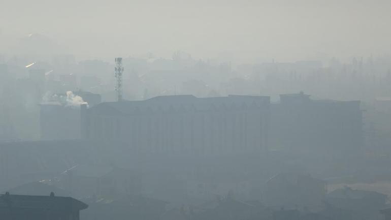 Yüksekova’da yoğun sis: Görüş mesafesi 10 metreye kadar düştü