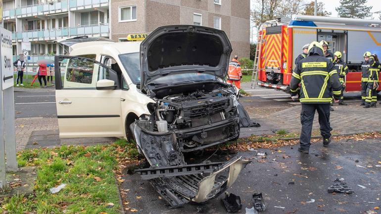 Almanyada belediye otobüsü iş yerine daldı: 5 yaralı