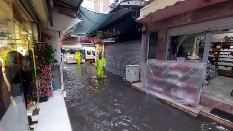 İzmir ve Bodrumda kuvvetli sağanak yağış Eğitime ara verildi
