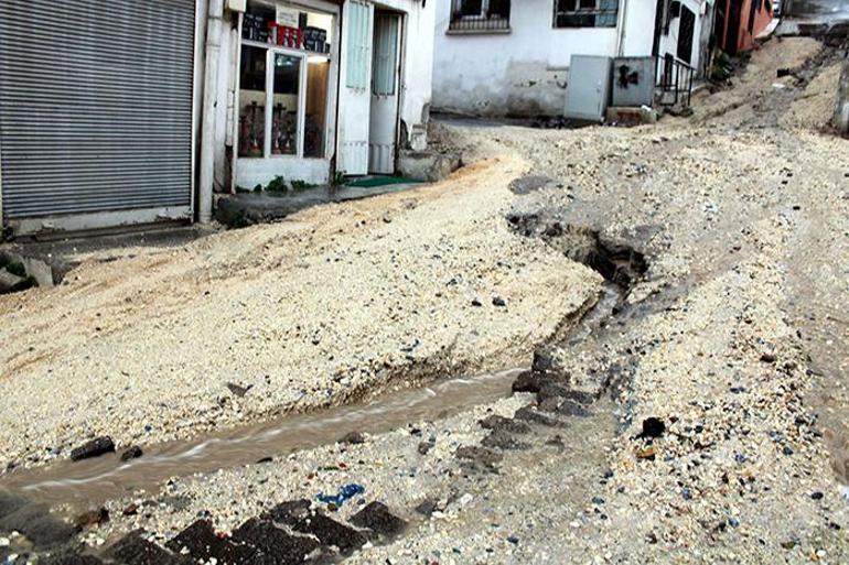 Kuşadasında sağanak sonrası yollar dereye döndü