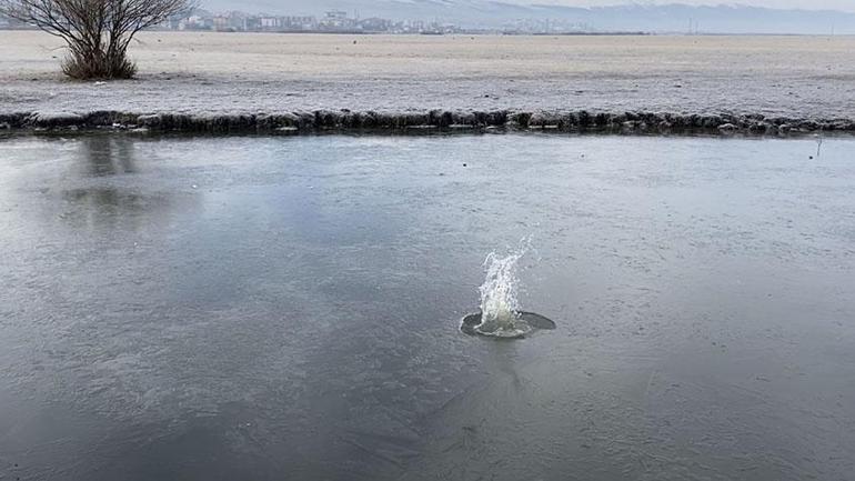 Türkiyenin en soğuk noktası: Otomobil camları buz tuttu, nehirler dondu