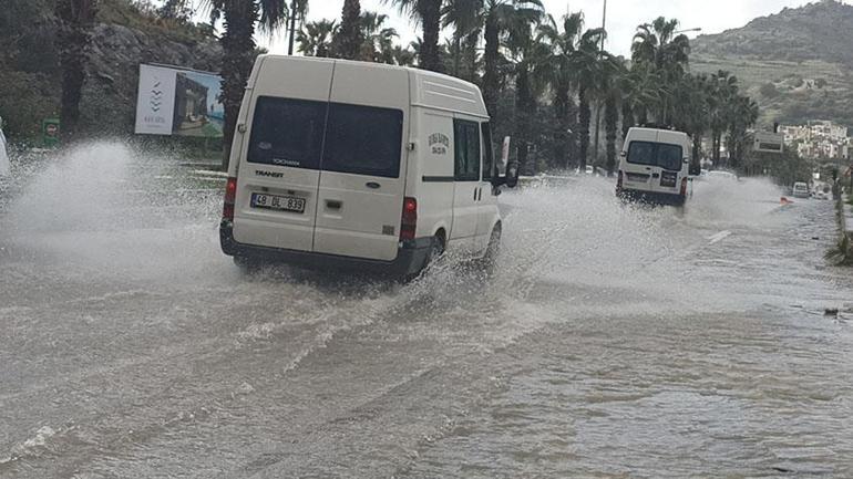 Bodruma 15 dakika yetti Sağanak sonrası cadde ve sokaklar göle döndü