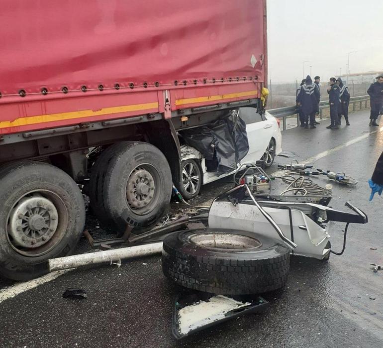 Korkunç kaza Otomobil, TIRa çarptı: 2 ölü, 2 yaralı