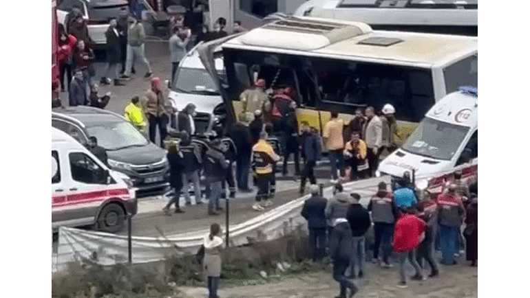 İstanbulda tramvay otobüsle çarpıştı: Yaralılar var