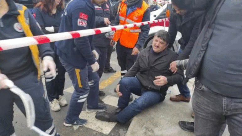 İstanbulda tramvay otobüsle çarpıştı: Yaralılar var