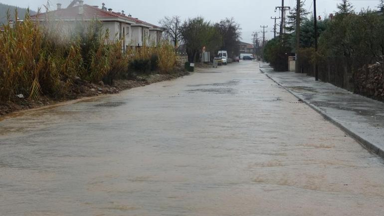 Şiddetli yağış Araçlar mahsur kaldı