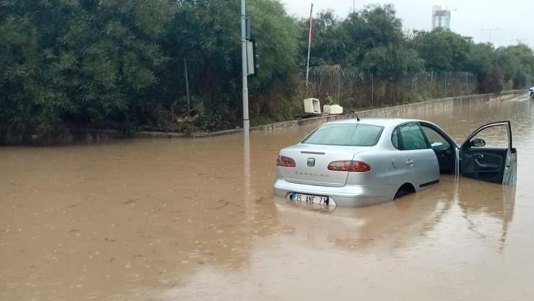İzmirde sel felaketi Araçlar mahsur kaldı