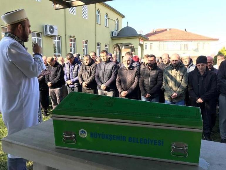 Günün en acı karesi 8 aylık oğlunun kefenini çözüp son kez sevdi