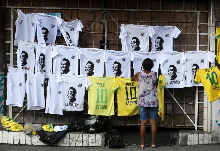 Binlerce kişi akın etti Futbolun efsanesi Pele’ye son veda