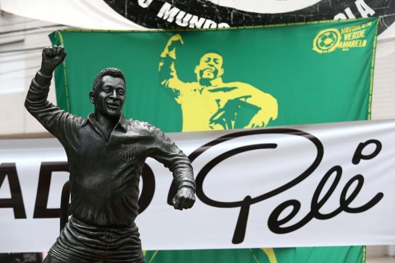 Binlerce kişi akın etti Futbolun efsanesi Pele’ye son veda