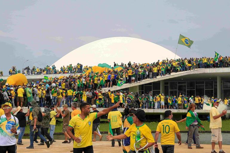 Bolsonaro’nun destekçileri şehri savaş alanına çevirdi