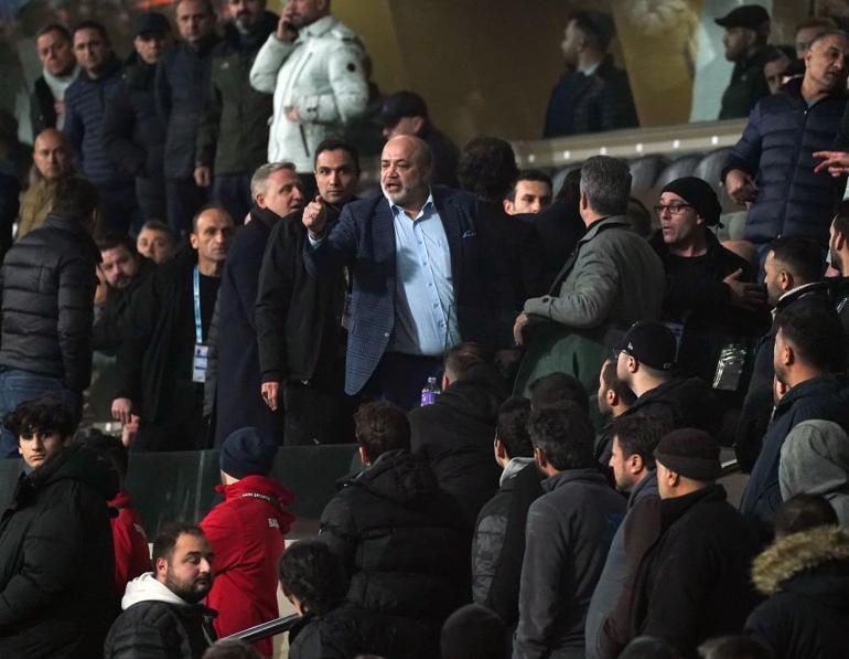 Başakşehir - Adana Demirspor maçı sonrası saha karıştı