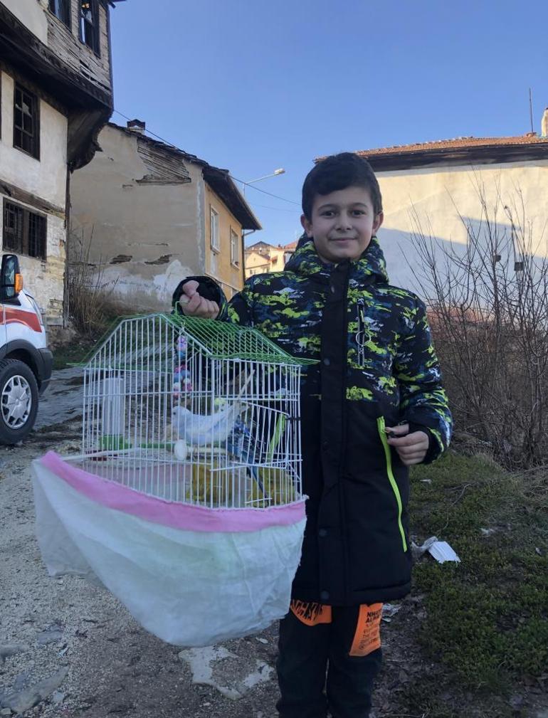 Yangına aldırış etmedi, yanan evdeki kuşları kurtardı