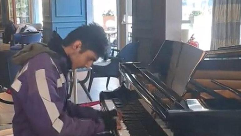 Sosyal medyayı sallayan piyanist kurye: Kendi kendime öğrendim