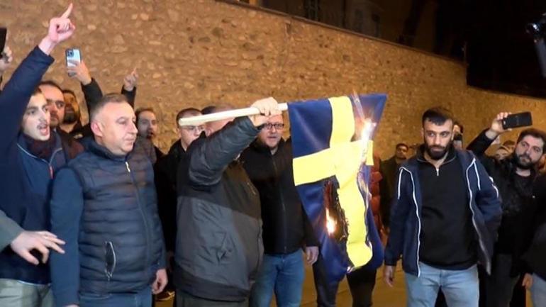 İsveç Konsolosluğu önünde Kuran-ı Kerimin yakılması protesto edildi